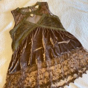 Velvet and lace sleeveless tunic top